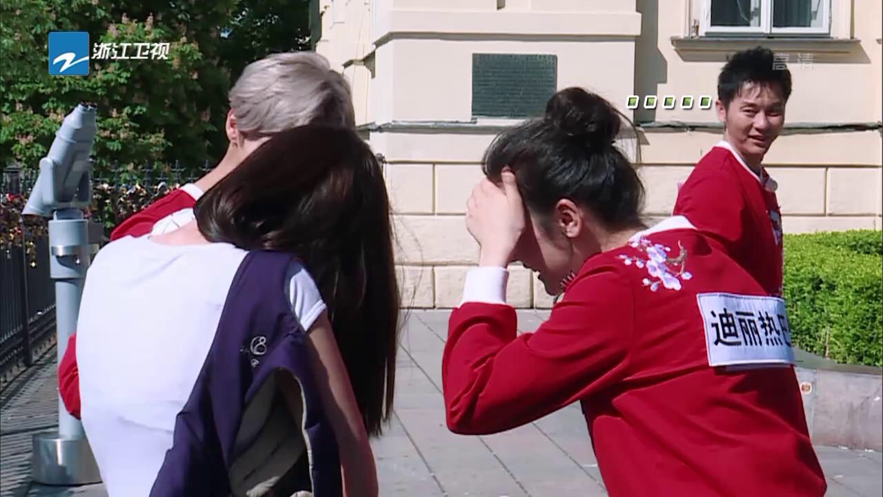 奔跑吧鹿晗看迪丽热巴的眼神,奔跑吧第三期热巴鹿晗公主抱