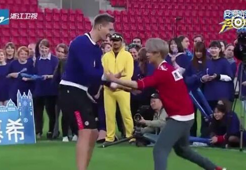 鹿晗郑恺包贝尔讨论世界杯,鹿晗与郑恺