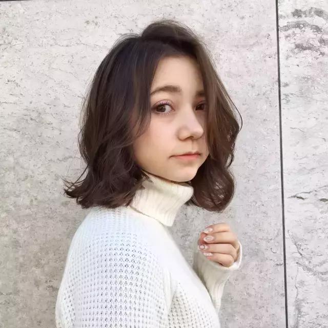 发际线太高发量又少,发际线高发量少弄什么发型