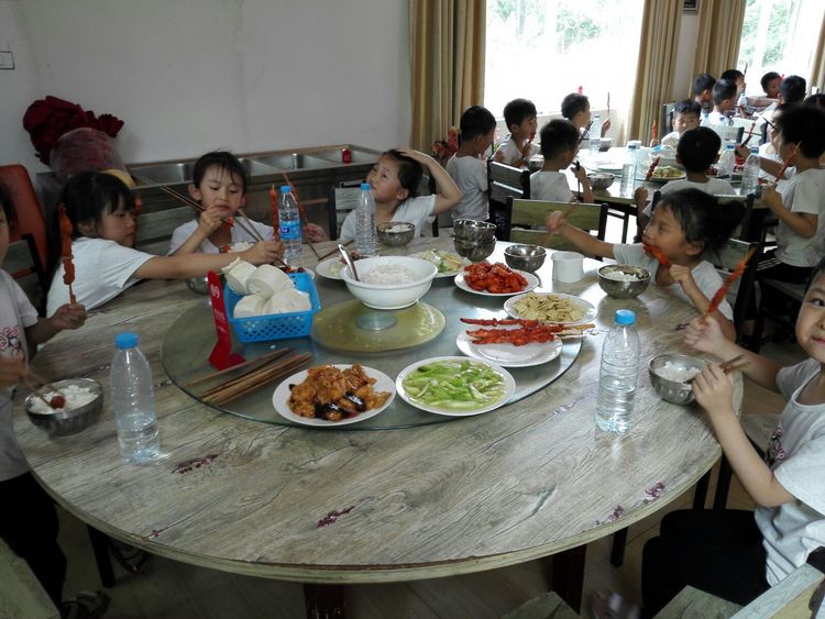 幼儿园毕业班夏令营活动,幼儿园大班毕业夏令营走进小学