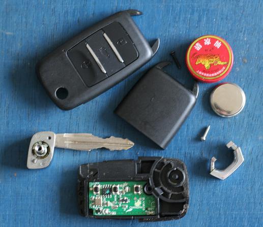 车钥匙掉水里马上捞出来没事吧,汽车钥匙掉到水里以后还能使用吗