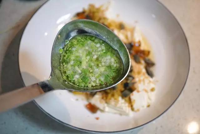 美味可口的皮蛋豆腐凉拌小贴士,又到夏天了各种小吃