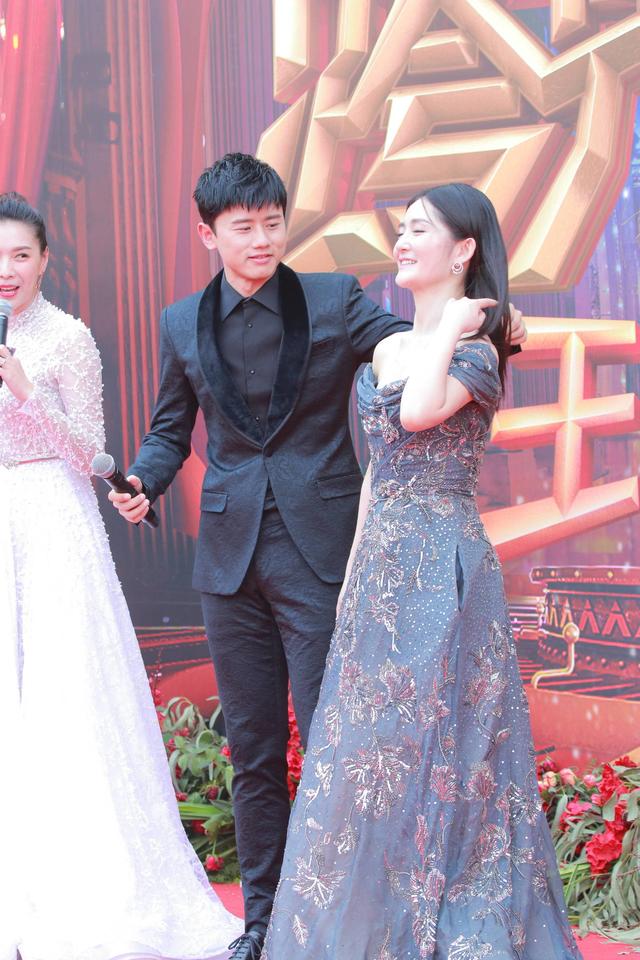 谢娜抹胸拖尾裙礼服,谢娜穿过全部礼服