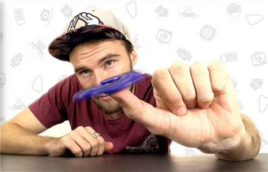 老钱推荐：无聊手痒怎么办？一边儿玩指尖陀螺,fidgetspinner去！