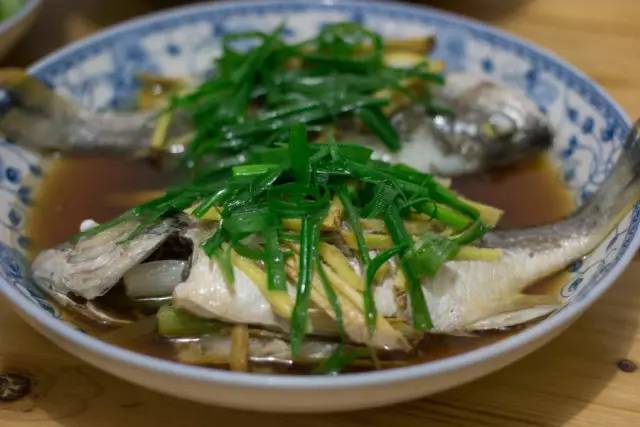 卡鱼刺正确做法,卡鱼刺最有效的办法吃白糖