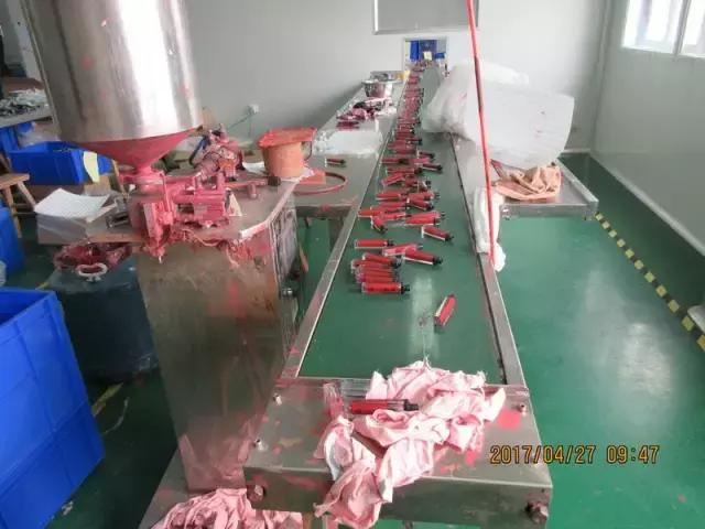 你往嘴上涂的资生堂、NARS、伊蒂之屋可能是假的!制作过程看吐了