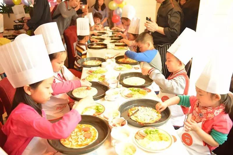 让门店业绩持续增长,比格披萨经营模式