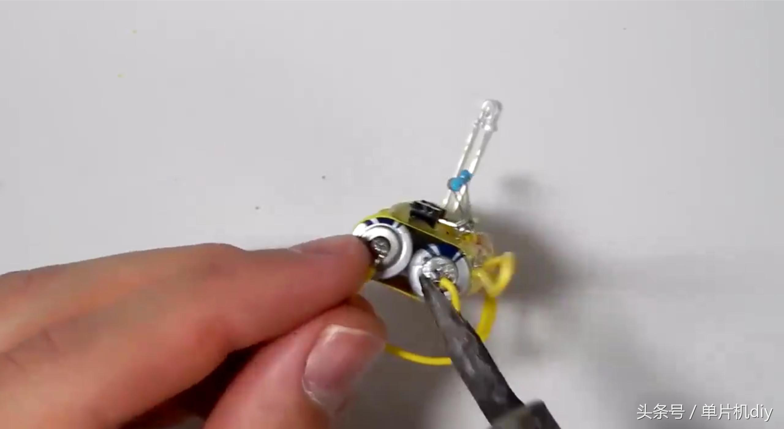 零线和火线怎么测绝缘,如何隔着绝缘层判断火线零线