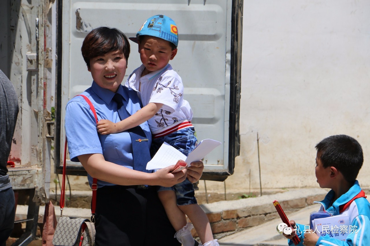 大爱无疆关爱儿童视频,检察院关爱留守儿童爱心捐赠活动