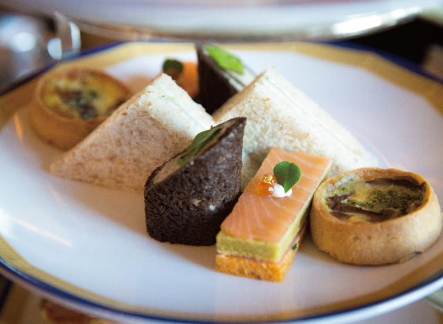 香港丨我们拍了24张香港，从中看到了困顿、欲望和爱