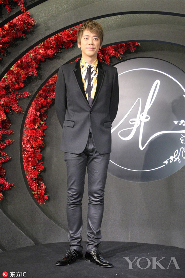 衣范追踪信你的黑裤子油光锃亮像是几年没洗了