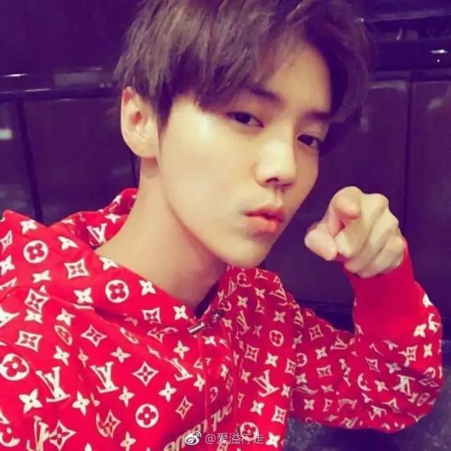 一件帽衫多少钱合适,2017supremelv联名卫衣