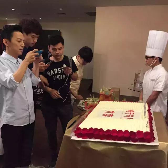 他辞了10年高管工作，开了家外卖蛋糕，日销逾千单！连姚晨、何炅都为其点赞！