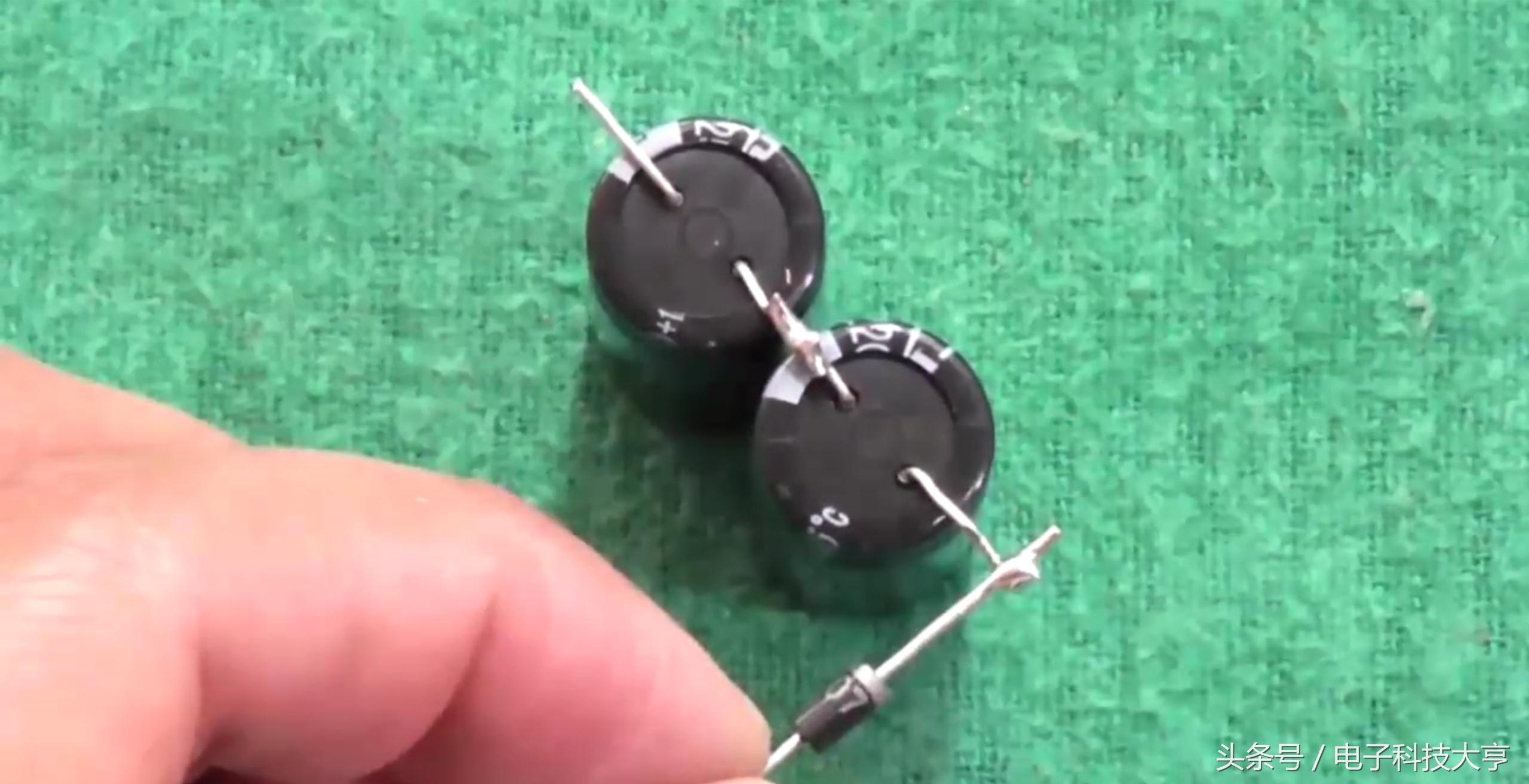 最简单的升压电路只需要一个电容,四个元件自制升压电路