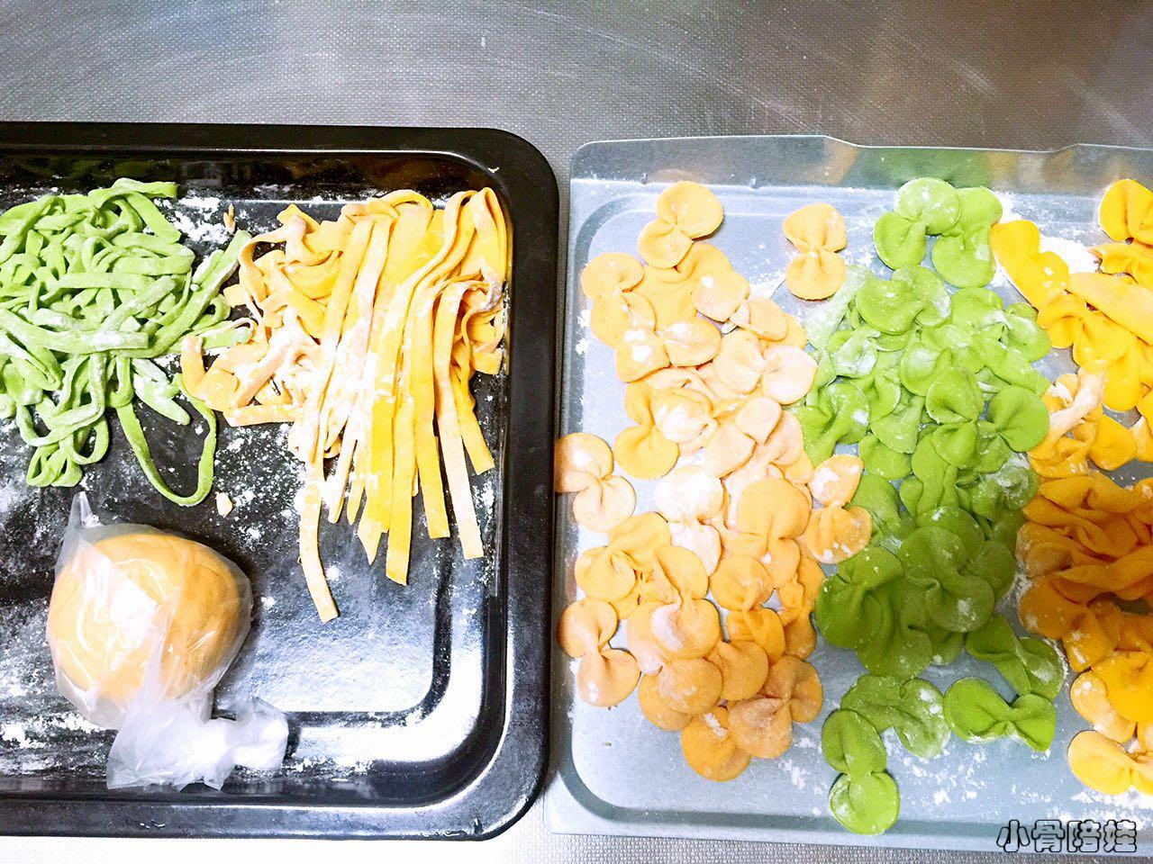 宝宝彩色手擀面的做法,纯手工手擀面制作过程