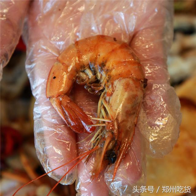 WTF？去南阳路吃海鲜，服务员把菜倒桌上就走，连筷子都没有？