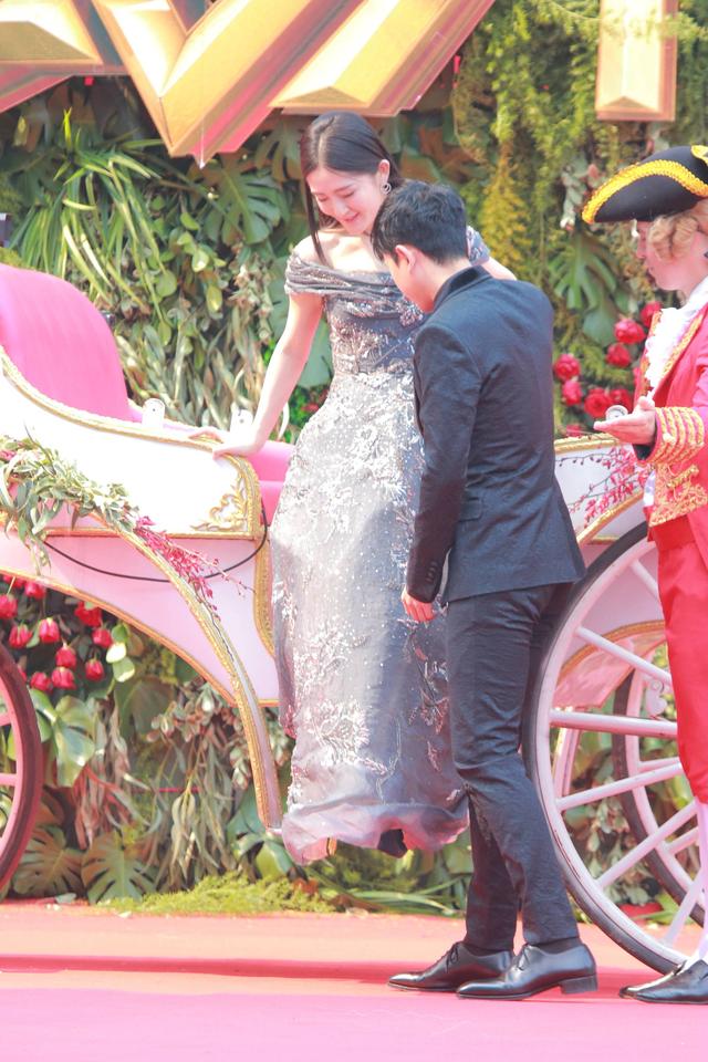 谢娜抹胸拖尾裙礼服,谢娜穿过全部礼服