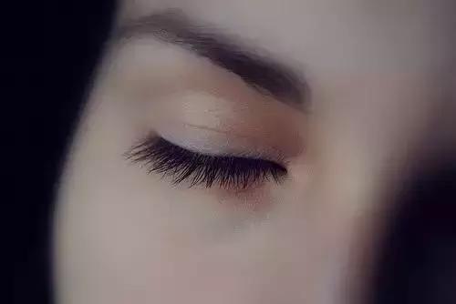 用什么方法才能使睫毛变长变浓密,睫毛怎么变长这些技巧定能帮到你