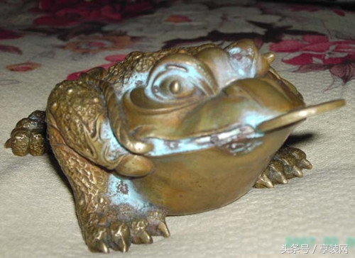 三脚金蟾摆件有什么讲究,三足蟾蜍风水