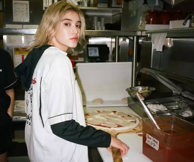 推荐几件夏天的t恤,今年夏天最流行的几件t恤