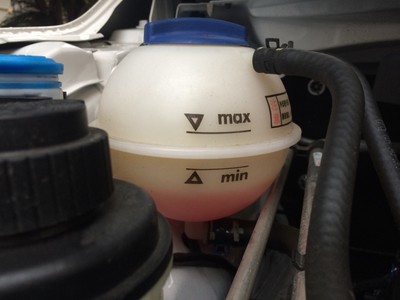 汽车防冻液缺了加什么呢,汽车防冻液缺了可以加纯净水吗