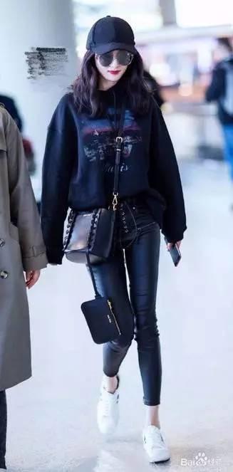 杨幂一口气买了十双的鞋,杨幂穿的薄荷绿运动鞋