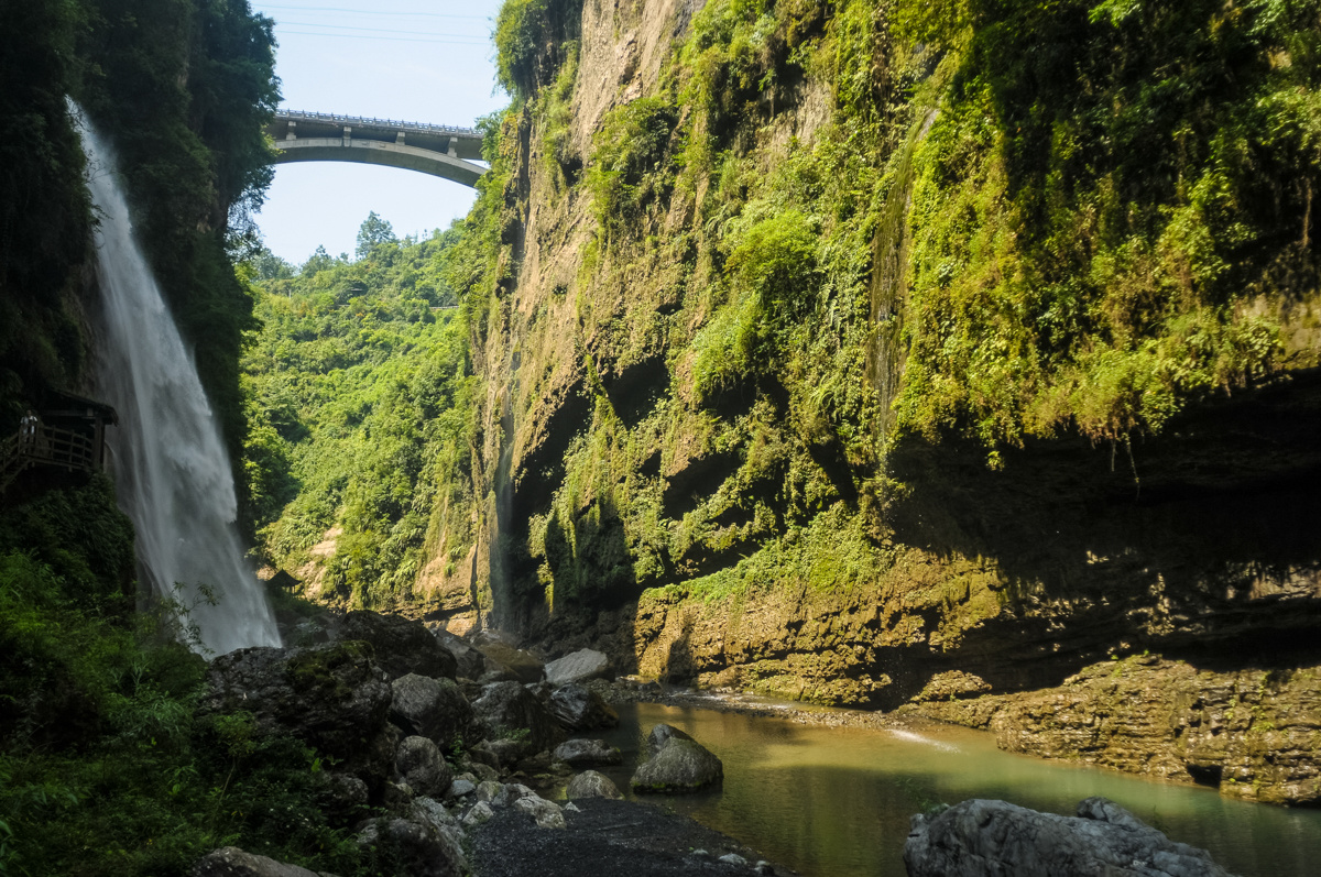 恩施大峡谷落石砸死游客,恩施大峡谷落石砸人