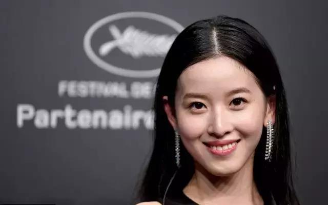 还停留在校服运动服？比起高定秀服，奶茶妹妹更牛逼的是名流人脉！