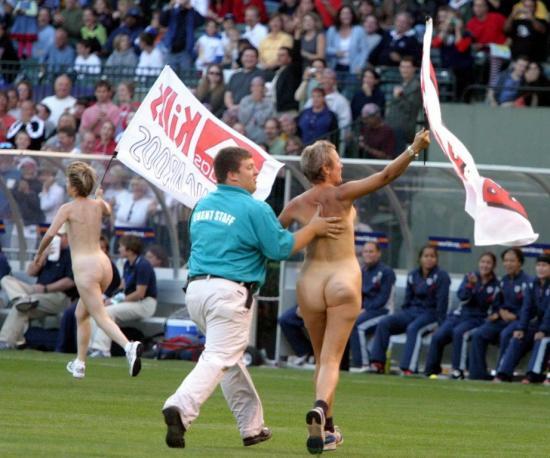 足球场上的奇葩操作,足球上的奇葩场面