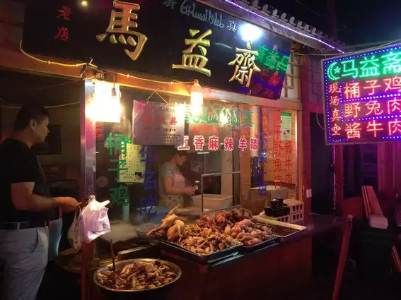 开封鼓楼广场离鼓楼夜市近吗,开封鼓楼夜市营业到几点