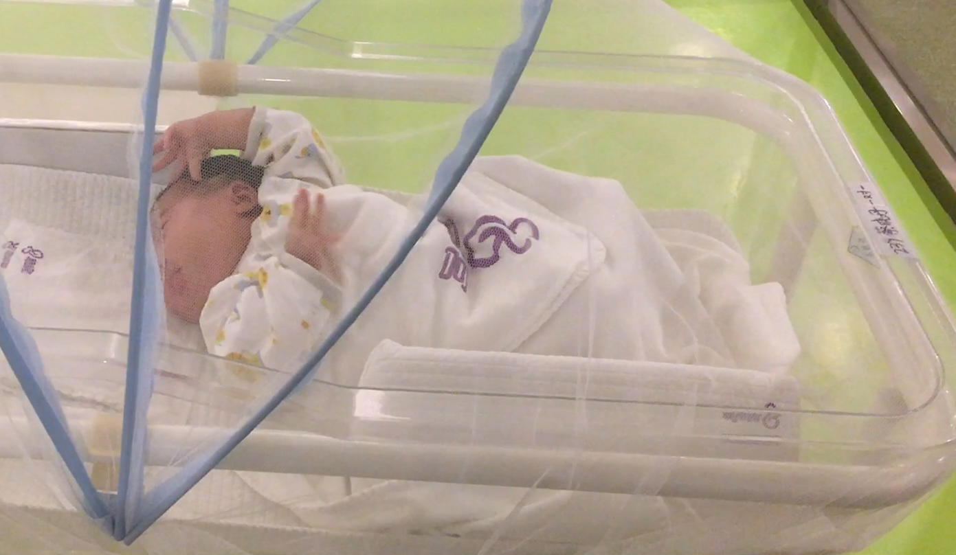 宝宝放床上一哭该不该马上就去抱,宝宝放到床上就大哭怎么回事