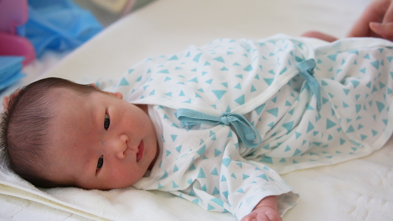 宝宝从床上抱起来时不停哭,宝宝要抱着一放到床上就哭怎么办