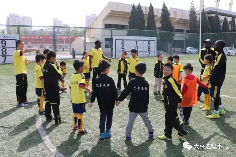 暑假带娃踢球,带孩子校园踢球玩