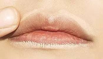 为什么我买的口红只会沾杯,为啥越大牌口红越容易沾杯