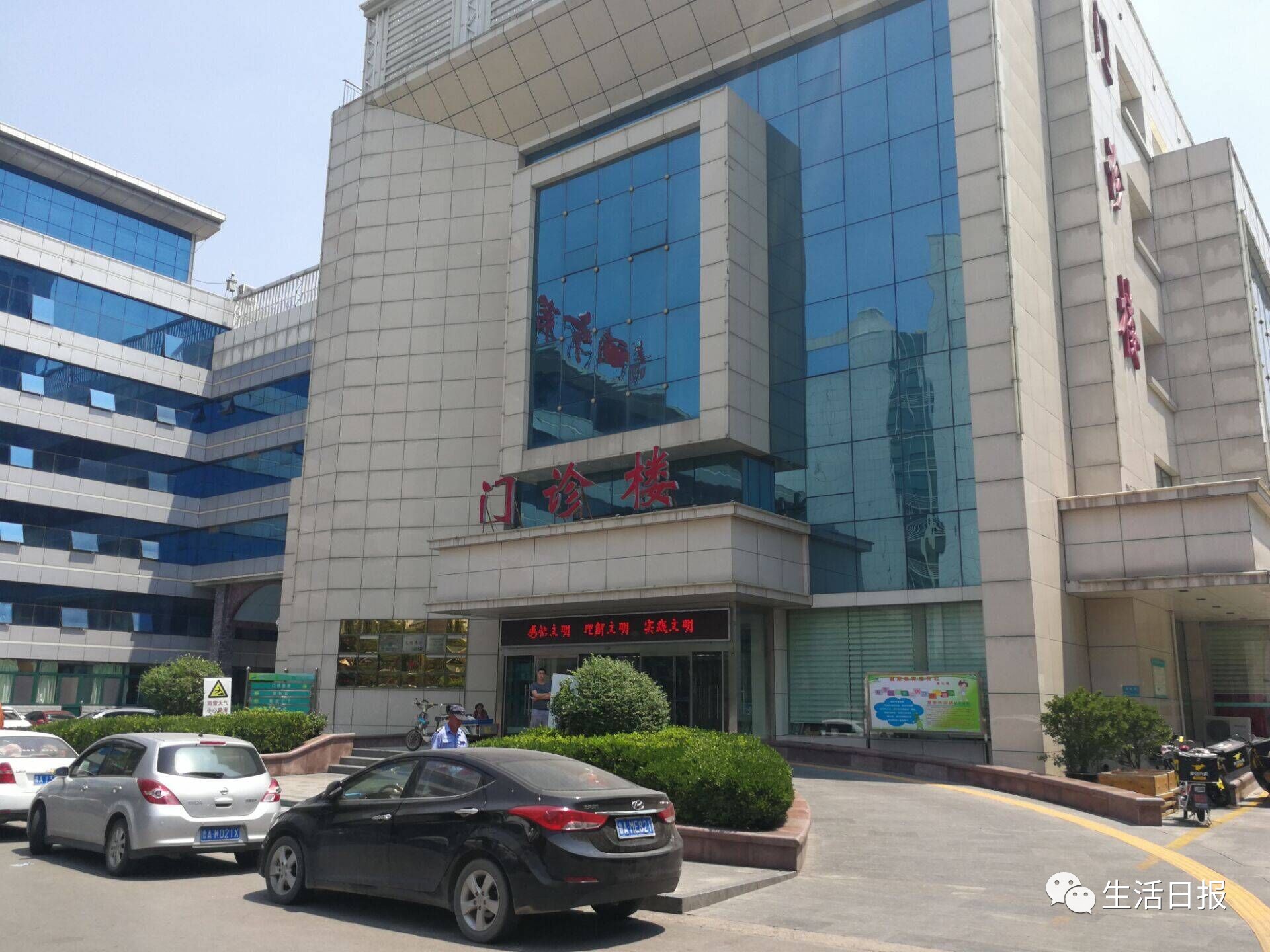 女子被自家宠物狗咬伤,女子被两只恶狗咬伤