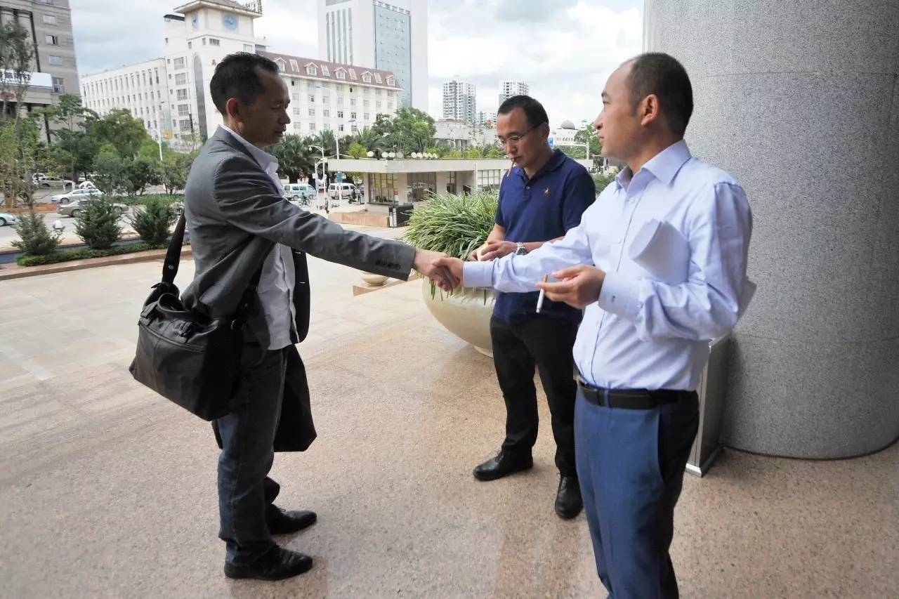 兄弟俩被押赴刑场执行枪决,兄弟俩上法庭的视频