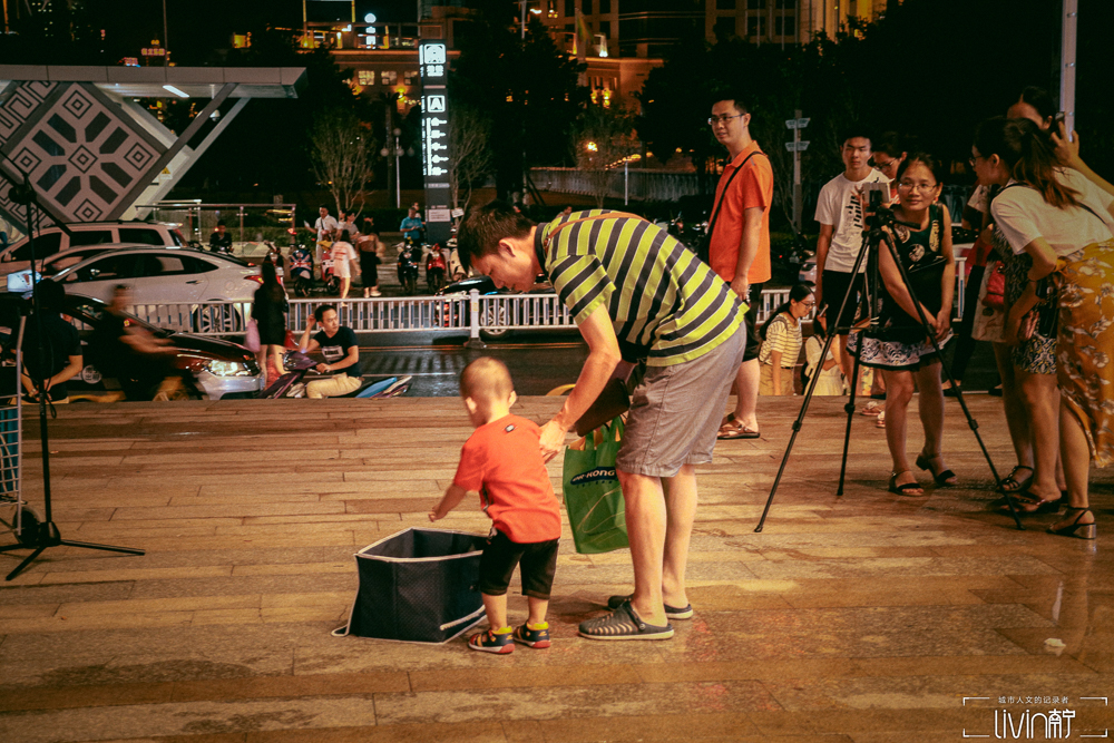 那个在航洋门口吹口琴的小哥：用音乐感谢这座城市