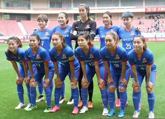 比赛未结束就冲进球场辱骂对方女球员的上海领队，竟然是个男的！