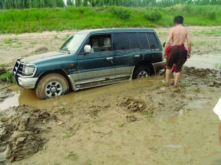 车两前轮掉坑怎么弄出来,车子单边掉坑怎么处理