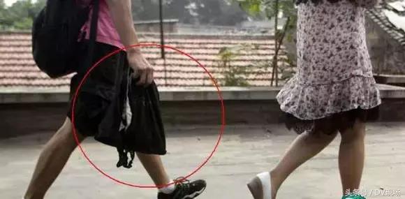 靓女注意！肇庆街头出现变态猥琐男，公交车站*拍偷**女性裙底