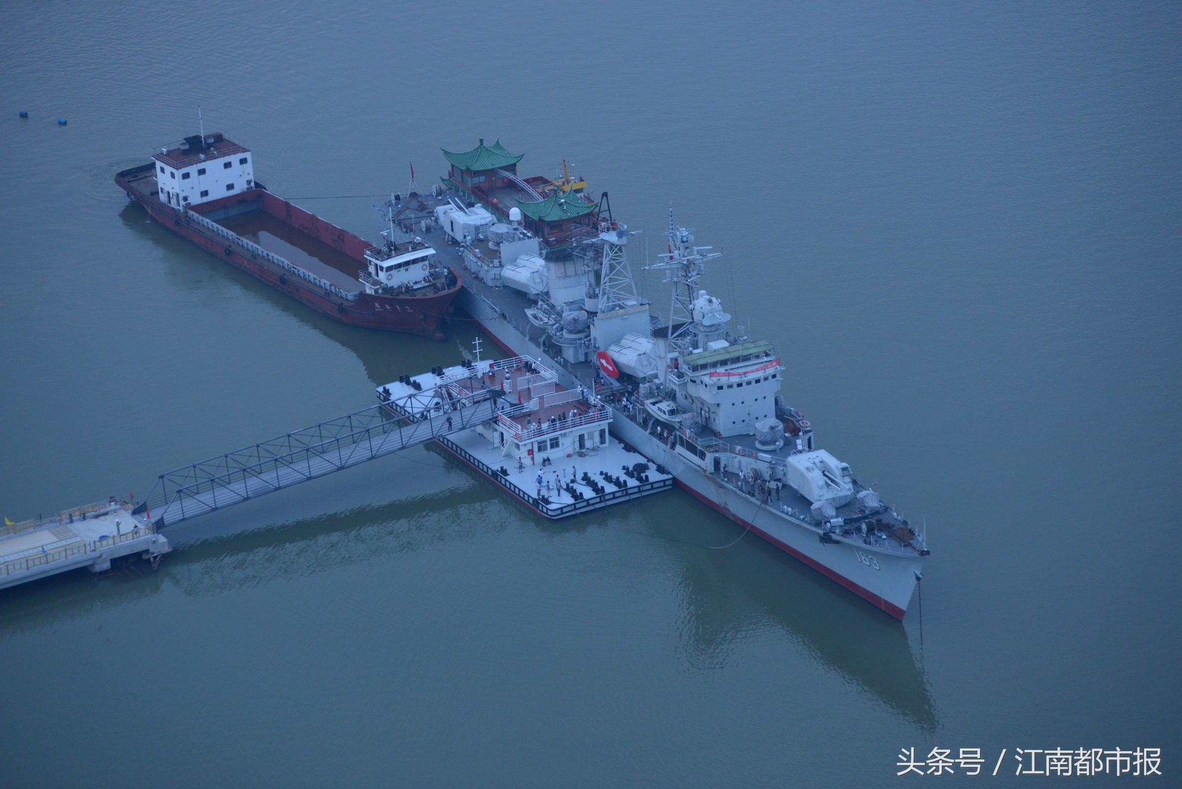 南昌舰下水视频,南昌舰回家
