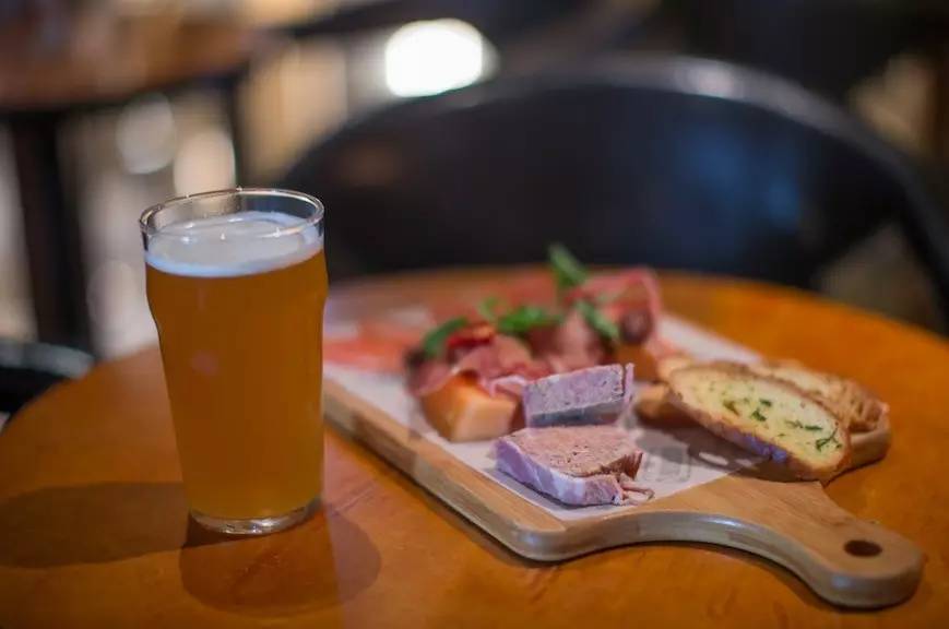 一天吃四五顿饭不长肉才怪,一天吃四顿不胖都不行