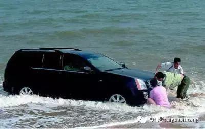 去海边玩一定要记得这些小知识,去海边玩不要把身体埋在沙子里