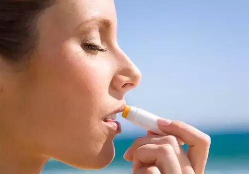 夏天嘴唇干燥是怎么回事,口干舌燥嘴唇脱皮喝水也不管用