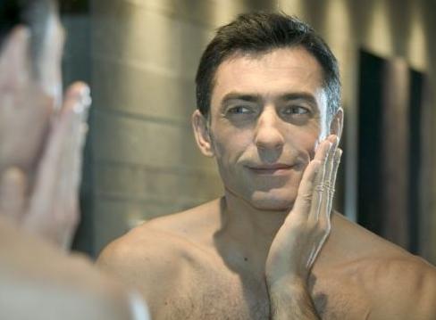 去除脸上油脂深度清洁,男士脸部清洁美容学习去哪里学