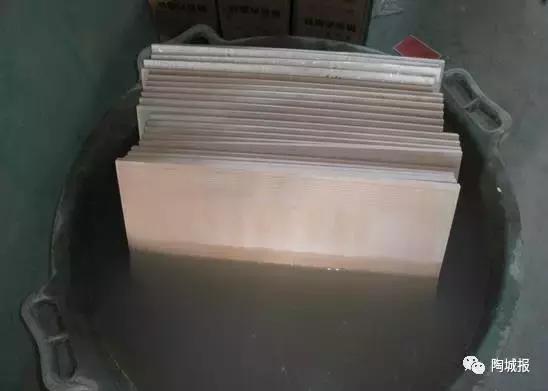 拖地后瓷砖有股鱼腥味是怎么回事,拖地后瓷砖缝有异味