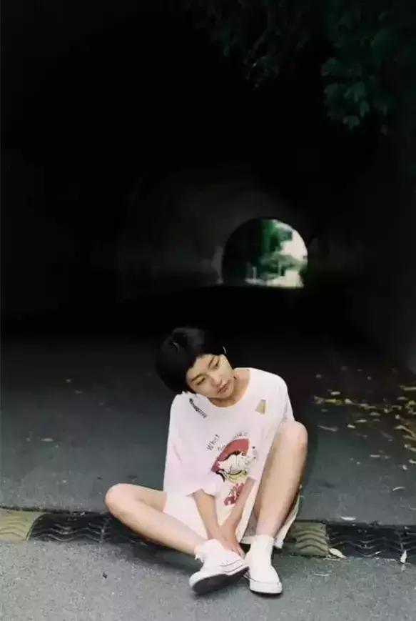 面部表情尴尬僵硬不自然怎么拍照,一拍照肢体就僵硬就尴尬