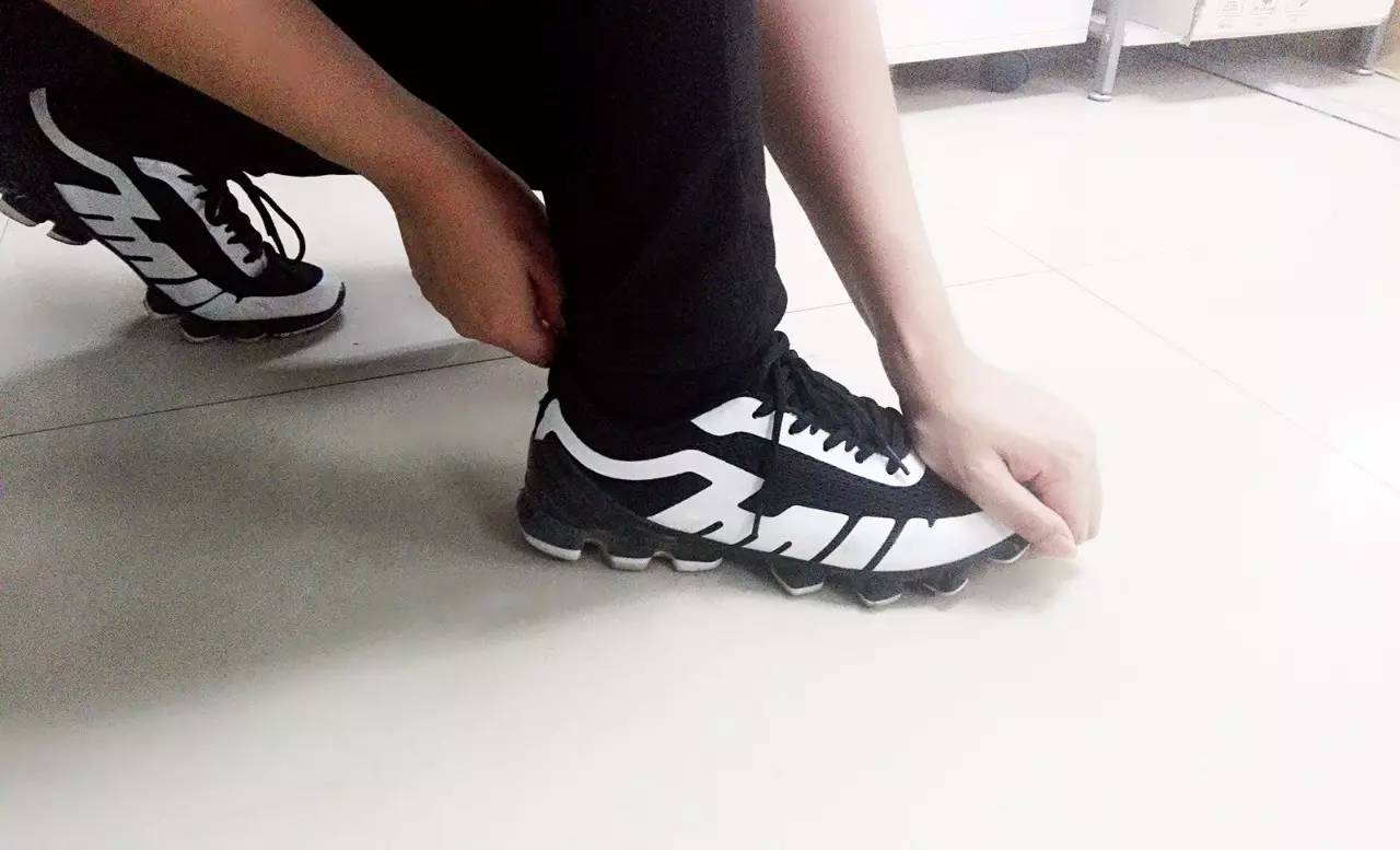 鞋子前面顶脚怎么办,鞋子顶脚趾头很痛怎么办