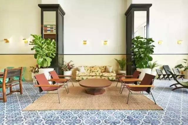 他是酒店界的乔布斯，一手创造出全世界最酷的酒店，还把跨界玩到极致