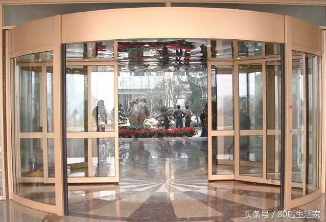 水晶旋转门与普通旋转门的区别,门窗是平移还是旋转
